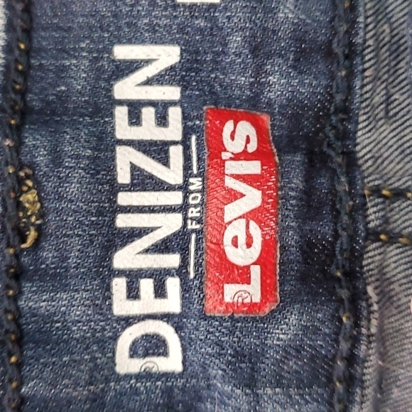 DENIZEN LEVIS MODERN SHORTS. Size 6, waist 28. Inseam 4". - Picture 2 of 10